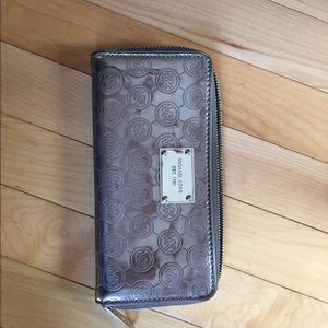 MICHAEL KORS METALLIC SILVER WALLET